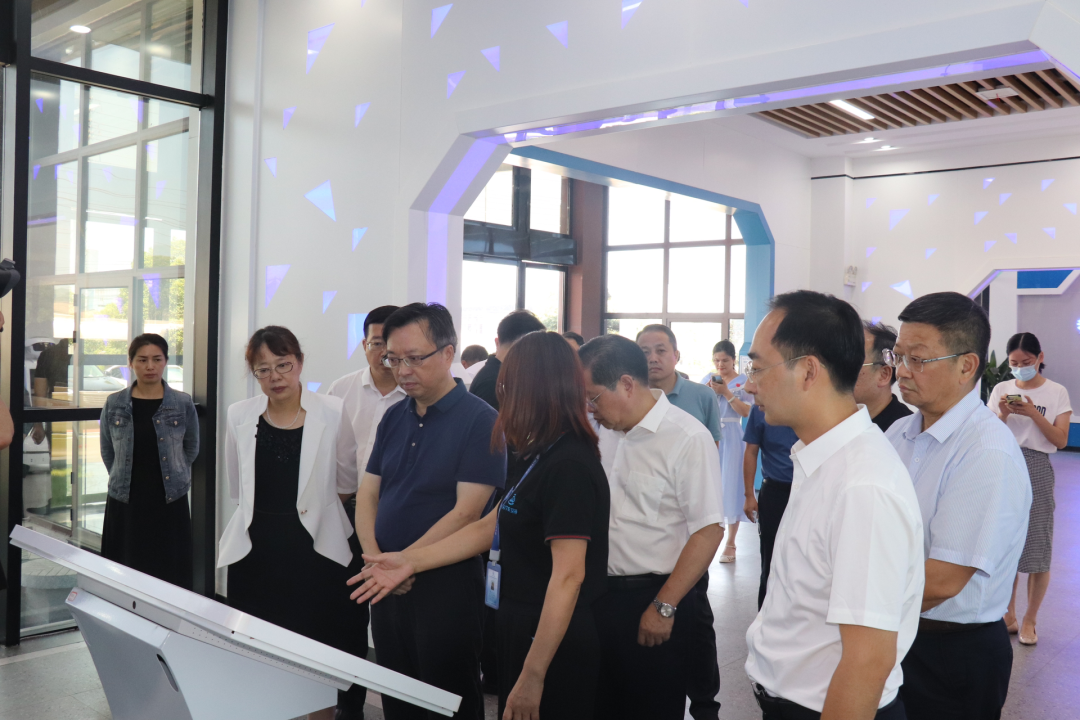 省总工会党组书记、常务副主席邹绍辉莅临江西艾特传质科技有限公司开展调研