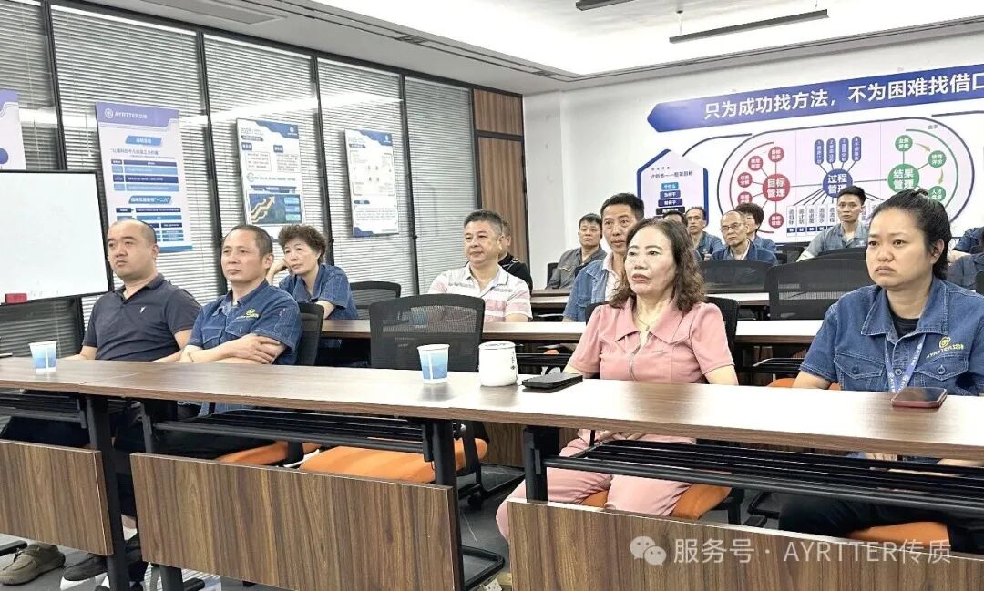 铭记历史 致敬英雄 | 艾特传质党支部集中观看“九三阅兵”直播。